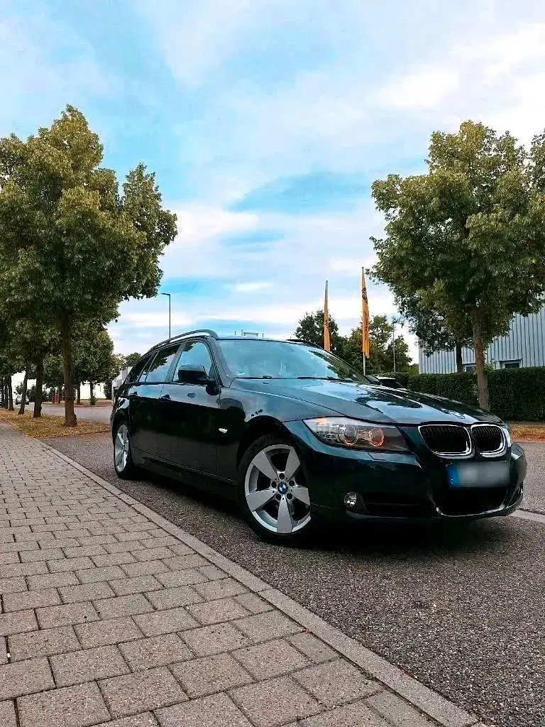 Gebraucht BMW 320 177 PS (130 kW) 2009 Blau Kombi