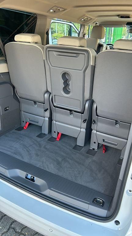 Second-hand VW Multivan 150 CP (110 kW) 2024 Alb Monovolum