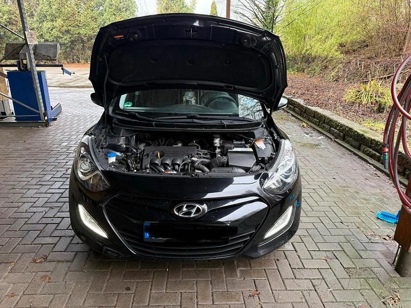 Gebraucht Hyundai i30 2012 Schwarz Kleinwagen