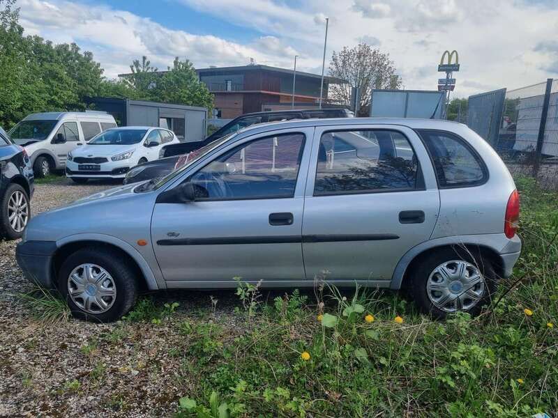 Silber Gebraucht 1999 Opel Corsa Limousine | 800 € (Fairer Preis) - Bild 1/3