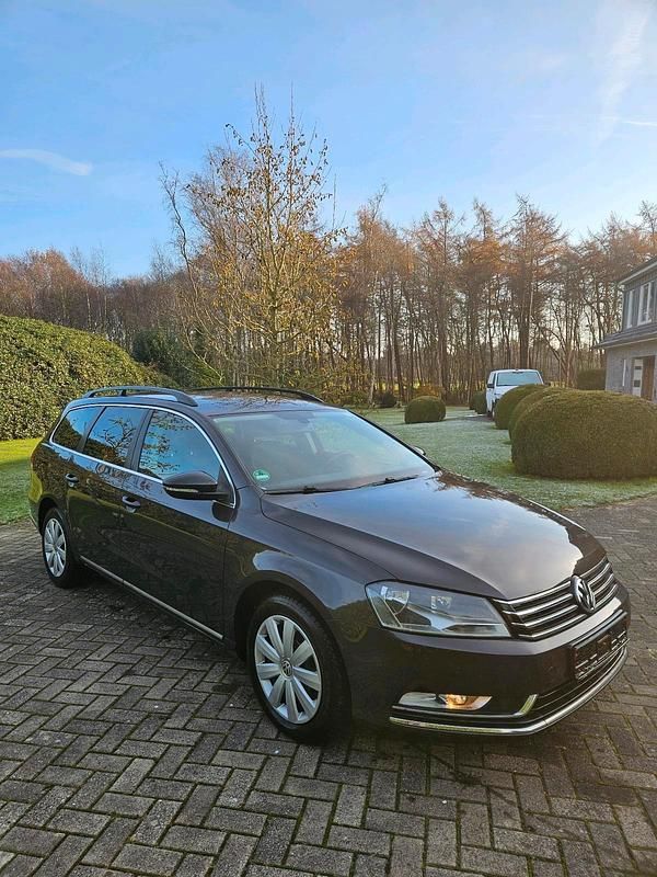 Braun Gebraucht 2011 VW Passat Kombi | 6.599 € (Fairer Preis) - Bild 1/4