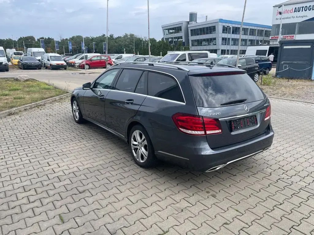 Gebraucht Mercedes E220 Avantgarde 170 PS (125 kW) 2015 Grau Limousine