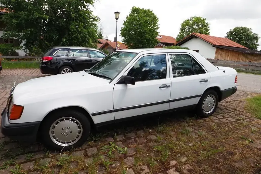 Gebraucht Mercedes E260 160 PS (117 kW) 1989 Weiß Limousine