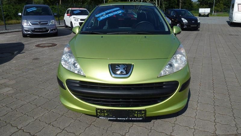 Grün Gebraucht 2007 Peugeot 207 Tendance Limousine | 3.850 € (Teuer) - Bild 1/4