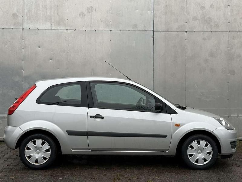 Gebraucht Ford Fiesta Fun X 60 PS (44 kW) 2007 Polarsilber metallic Kleinwagen