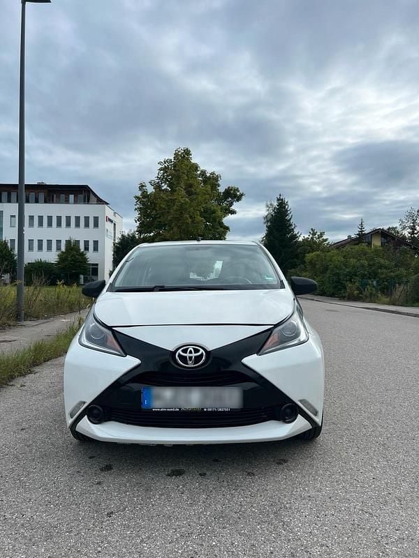 Weiß Gebraucht 2017 Toyota Aygo Kleinwagen | 3.700 € (Fairer Preis) - Bild 1/4