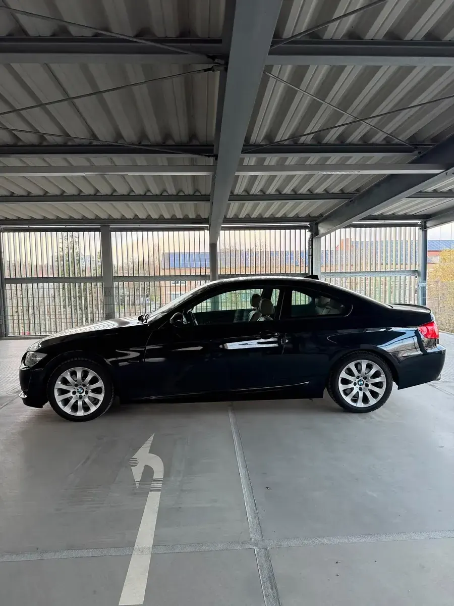 Gebraucht BMW 325 204 PS (150 kW) 2010 Schwarz Coupé