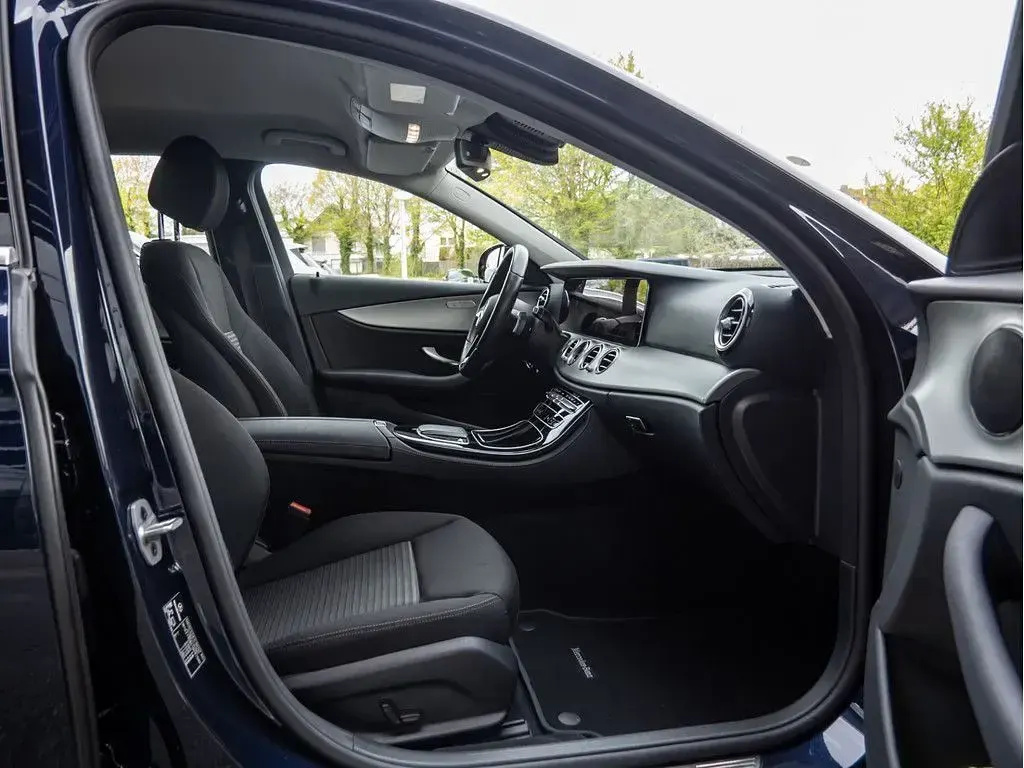 Gebraucht Mercedes E200 Avantgarde 197 PS (144 kW) 2022 Blau / nautikblau Limousine