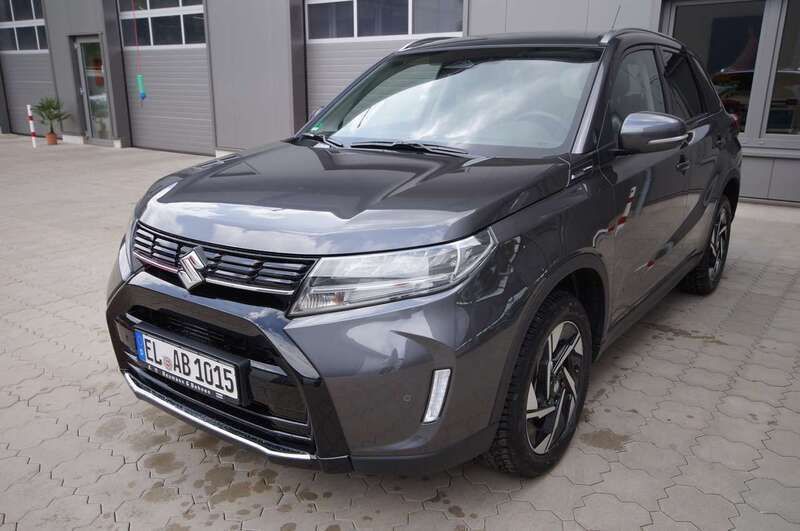 Titan dark gray pearl Gebraucht 2024 Suzuki Vitara Comfort+ SUV | 26.730 € (Fairer Preis) - Bild 1/4