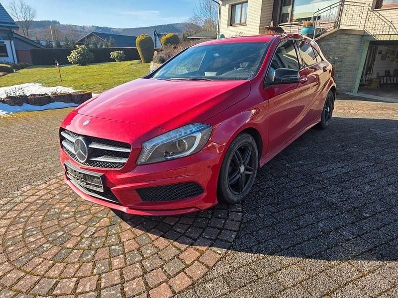 Gebraucht Mercedes A180 AMG line 122 PS (89 kW) 2014 Rot Limousine