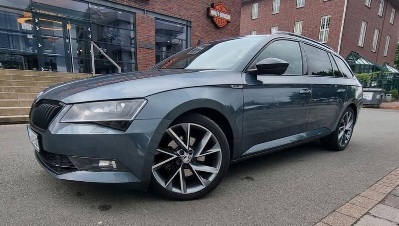 Grau Gebraucht 2018 Skoda Superb SportLine Kombi | 15.900 € (Fairer Preis) - Bild 1/4