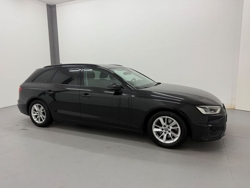 Schwarz Gebraucht 2020 Audi A4 Ambiente Kombi | 15.890 € - Bild 1/4