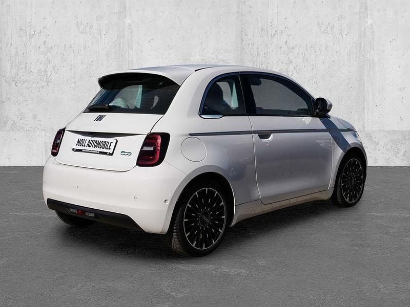Gebraucht Fiat 500e La Prima 86 kW (118 PS) 2023 Bianco bianco/ bossa nova/calco/idealist Kleinwagen