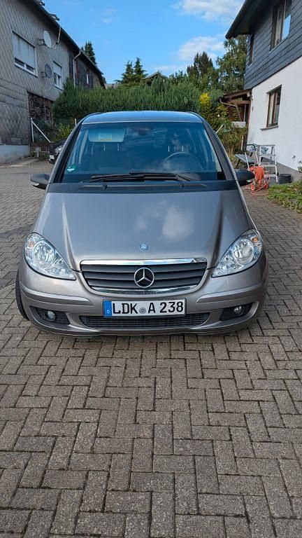 Gold Gebraucht 2004 Mercedes A180 Classic Van / Kleinbus | 2.400 € (Fairer Preis) - Bild 1/4