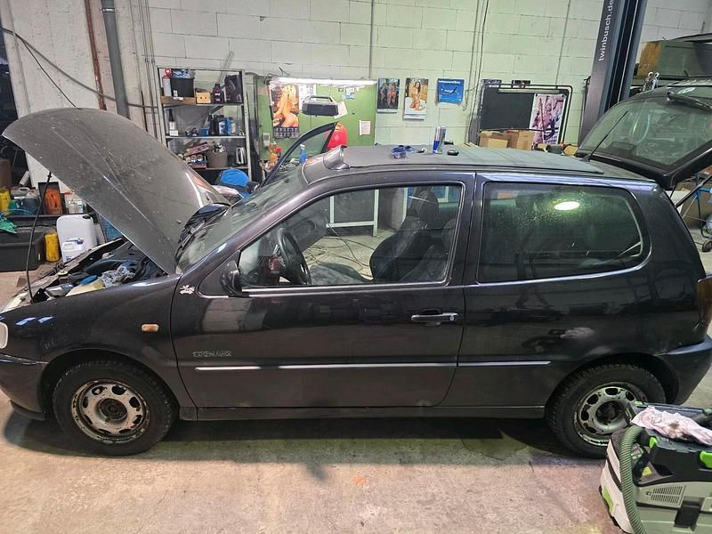 Gebraucht VW Polo 60 PS (44 kW) 1998 Schwarz Kleinwagen