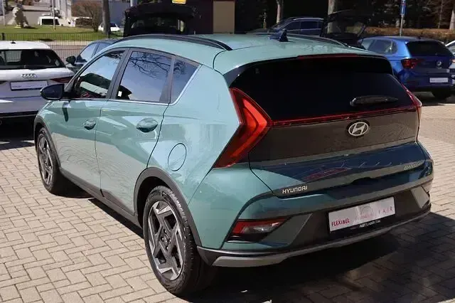 Neu Hyundai Bayon 101 PS (74 kW) 2025 Grün SUV