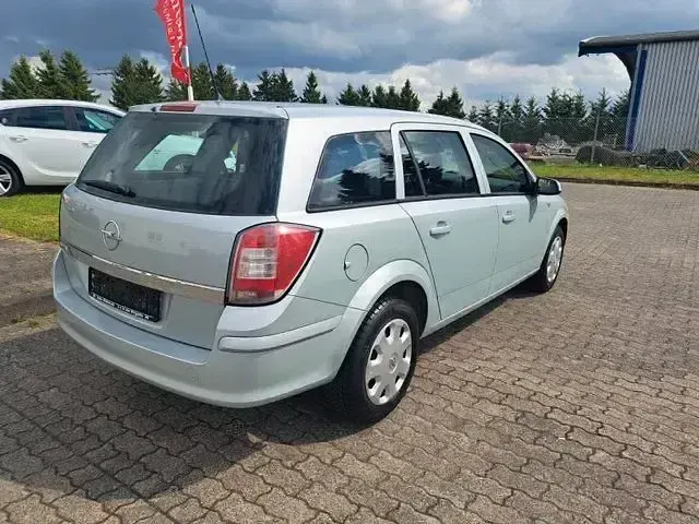 Gebraucht Opel Astra Edition 135 PS (99 kW) 2009 Grün Kombi