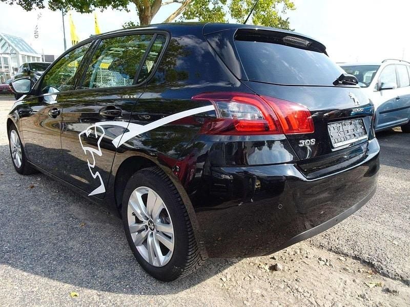 Gebraucht Peugeot 308 Active 131 PS (96 kW) 2018 Schwarz Kleinwagen