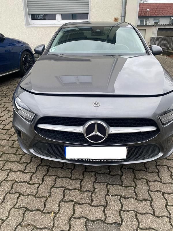 Grau Gebraucht 2018 Mercedes A200 Kleinwagen | 18.850 € (Fairer Preis) - Bild 1/4