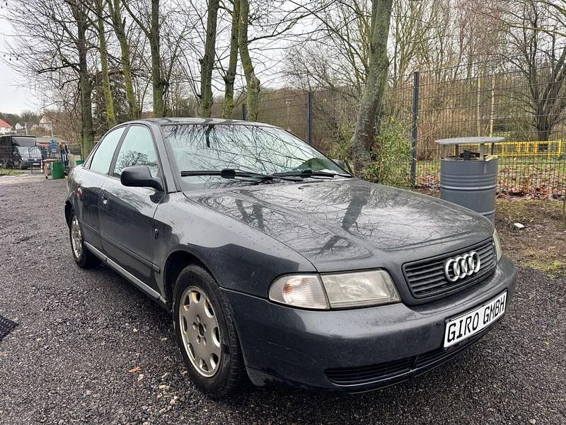 Grau Gebraucht 1998 Audi A4 Limousine | 870 € (Guter Preis) - Bild 1/4