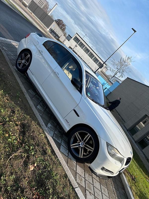 Gebraucht BMW 325 218 PS (160 kW) 2009 Weiß Limousine