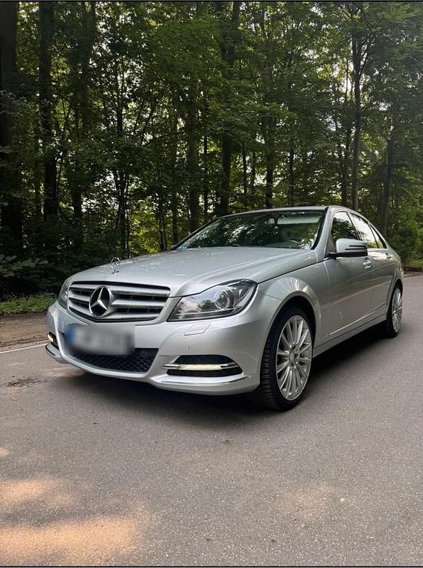 Silber Gebraucht 2013 Mercedes 200 Limousine | 13.000 € - Bild 1/4