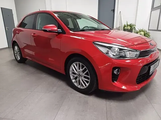 Gebraucht Kia Rio DREAM-TEAM Edition 99 PS (72 kW) 2017 Rot Limousine