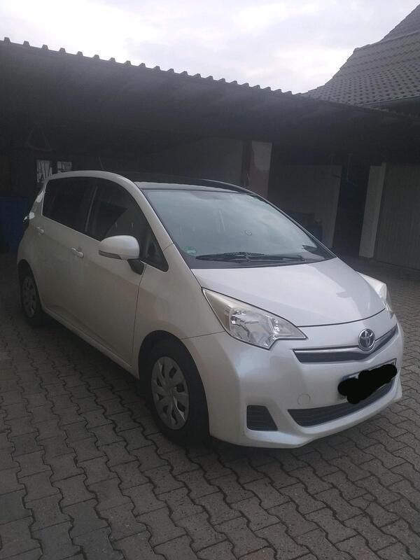 Weiß Gebraucht 2012 Toyota Verso-S Van / Kleinbus | 8.700 € (Fairer Preis) - Bild 1/4