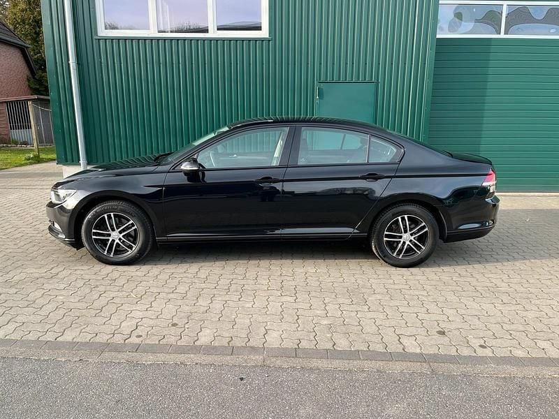Gebraucht VW Passat Trendline 150 PS (110 kW) 2018 Schwarz Limousine