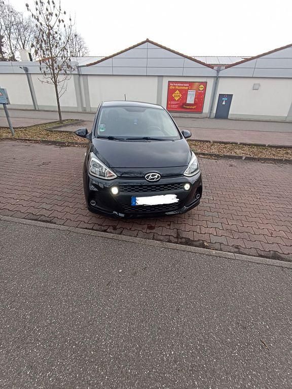 Gebraucht Hyundai i10 Select 67 PS (49 kW) 2018 Schwarz Kleinwagen