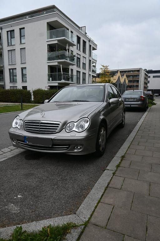 Beige Gebraucht 2006 Mercedes C230 Classic Limousine | 4.390 € (Guter Preis) - Bild 1/4