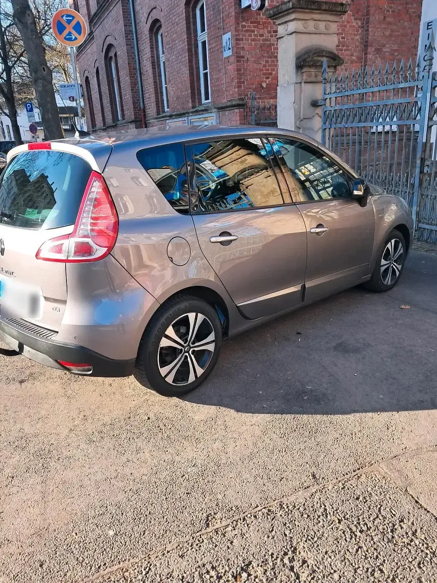 Gebraucht Renault Scénic III 131 PS (96 kW) 2011 Gold Van / Kleinbus