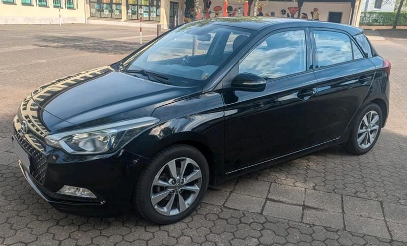 Schwarz Gebraucht 2016 Hyundai i20 Kleinwagen | 9.999 € (Etwas zu teuer) - Bild 1/4