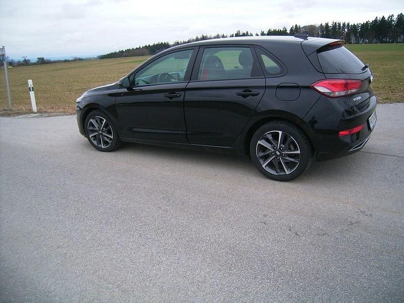 Gebraucht Hyundai i30 Trend 120 PS (88 kW) 2023 Schwarz Limousine
