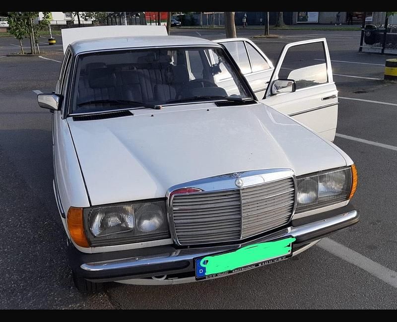 Gebraucht Mercedes 240 72 PS (52 kW) 1984 Weiß Limousine