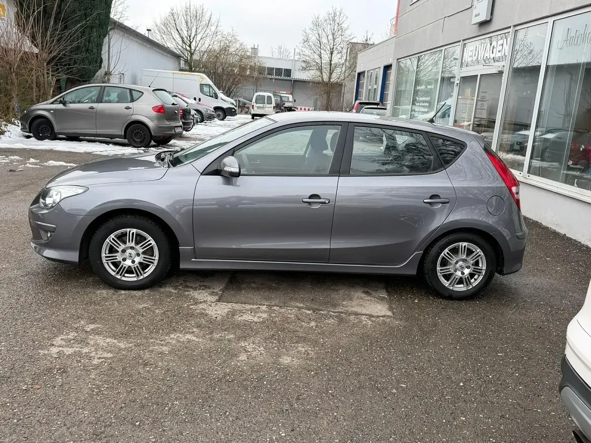 Gebraucht Hyundai i30 Intro Edition 105 PS (77 kW) 2011 Grau Kombi