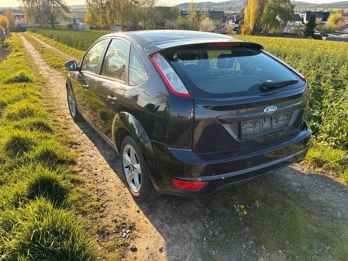 Gebraucht Ford Focus 100 PS (73 kW) 2010 Schwarz Limousine