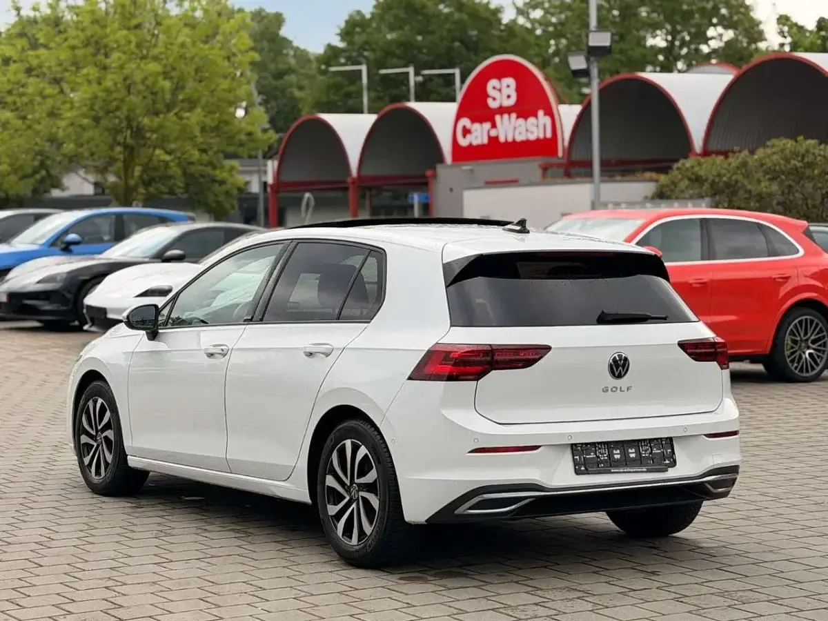 Gebraucht VW Golf VIII 150 PS (110 kW) 2022 Weiß Limousine