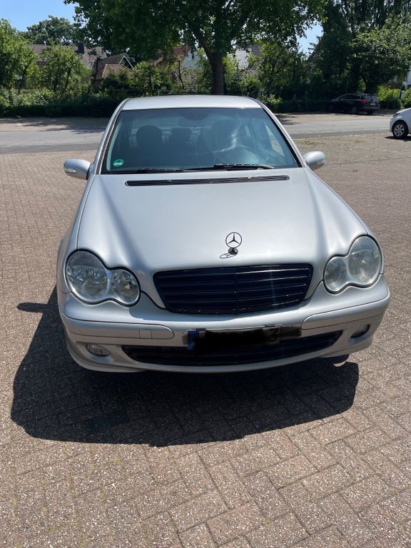 Silber Gebraucht 2005 Mercedes C200 Classic Limousine | 2.600 € (Etwas zu teuer) - Bild 1/4