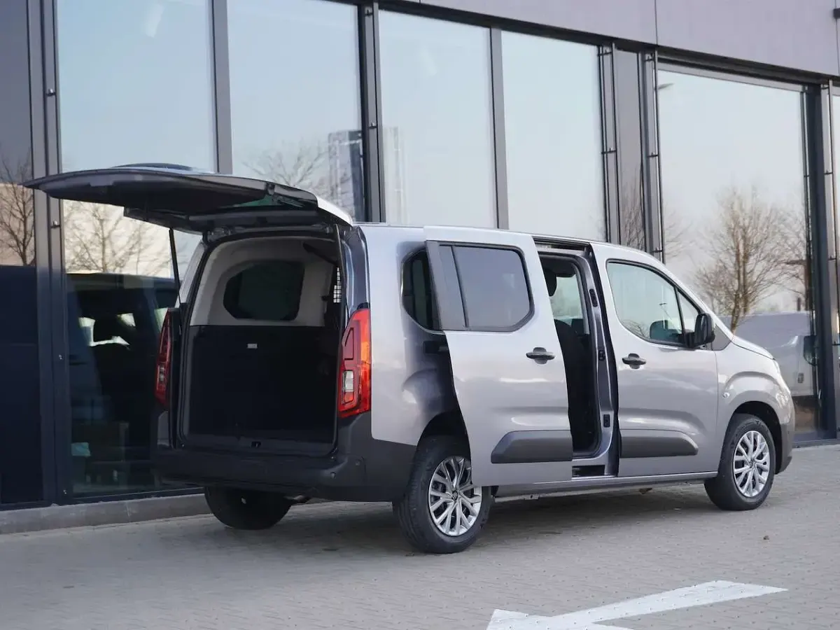 Neu Fiat Doblò 131 PS (96 kW) 2026 Silber Van / Kleinbus