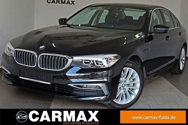 Black sapphire metallic (metallic) Gebraucht 2020 BMW 530e Luxury Line Limousine | 30.600 € (Superpreis) - Bild 1/4