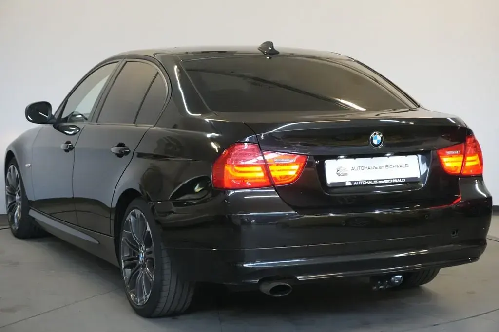 Gebraucht BMW 318 143 PS (105 kW) 2011 Schwarz Limousine
