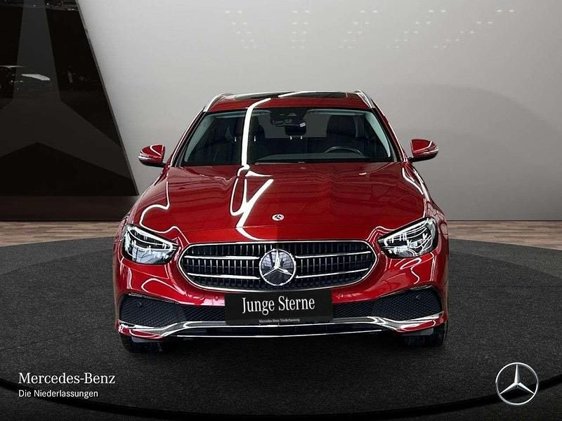 Gebraucht Mercedes E300 Avantgarde 194 PS (142 kW) 2022 Rot Limousine