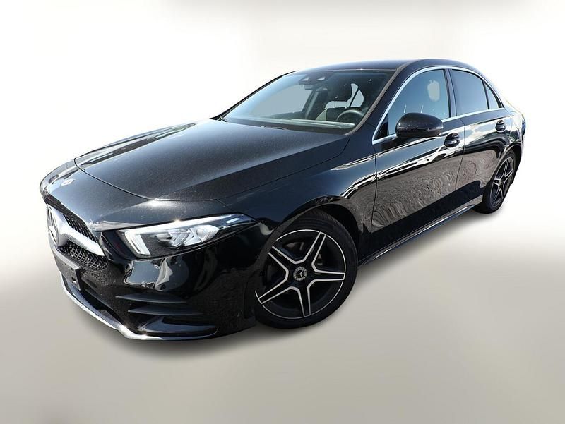 Nachtschwarz Gebraucht 2020 Mercedes A200 AMG line Limousine | 25.308 € (Fairer Preis) - Bild 1/4