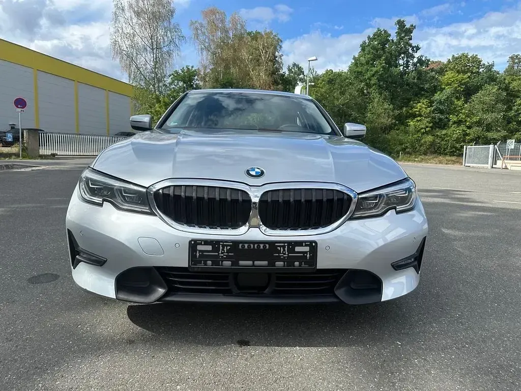 Gebraucht BMW 320 Sport Line 190 PS (139 kW) 2019 Silber Limousine