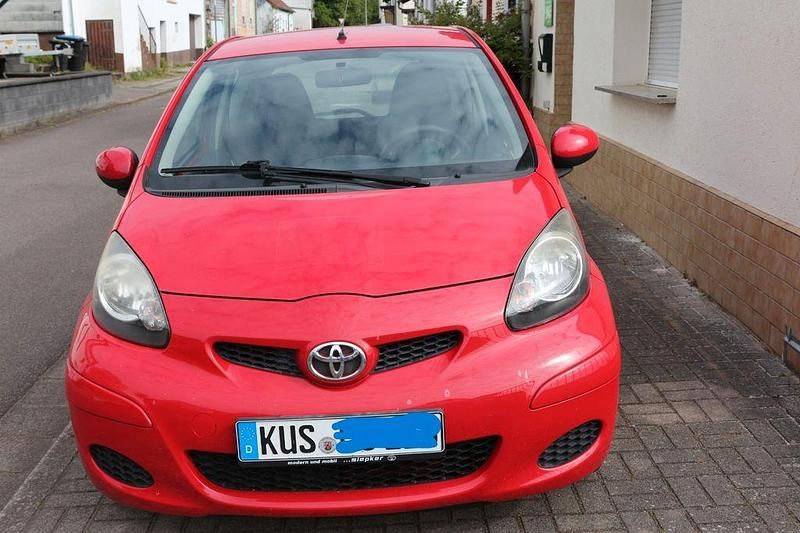 Rot Gebraucht 2012 Toyota Aygo Kleinwagen | 2.250 € (Guter Preis) - Bild 1/3