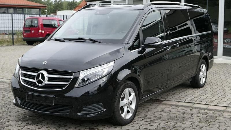 Schwarz Gebraucht 2018 Mercedes V250 Avantgarde Van / Kleinbus | 26.690 € (Teuer) - Bild 1/4