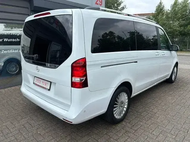 Gebraucht Mercedes V220 Edition 163 PS (119 kW) 2016 Blau Van / Kleinbus