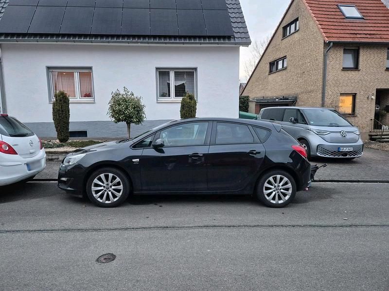 Gebraucht Opel Astra 140 PS (102 kW) 2013 Schwarz Limousine