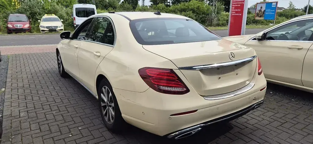 Gebraucht Mercedes E200 150 PS (110 kW) 2019 Hellelfenbein Limousine